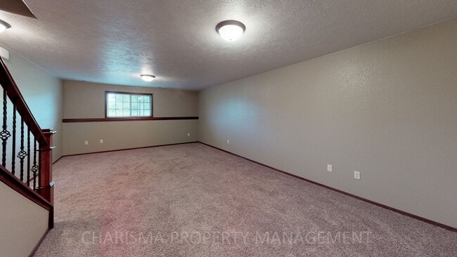 Building Photo - SPACIOUS AND AMENITY FILLED 3 BD, 2.5 BA T...