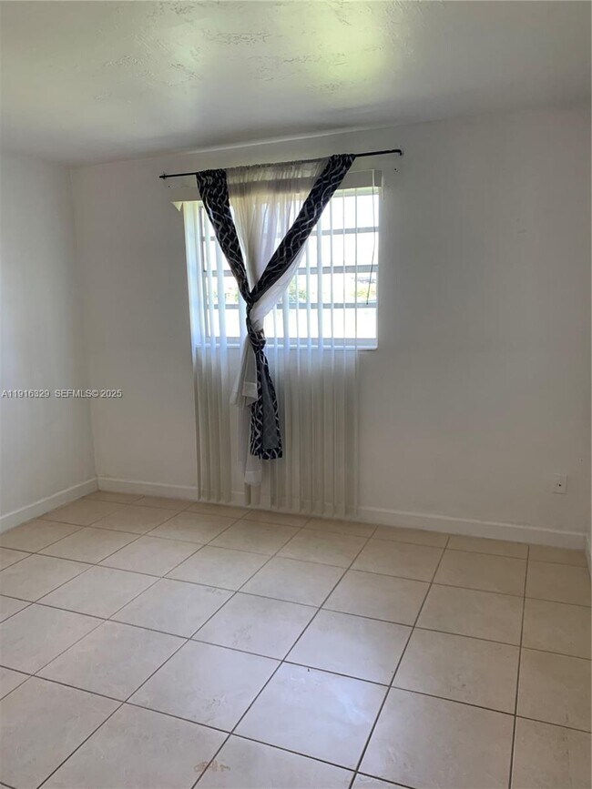 Building Photo - 1370 NE 119th St