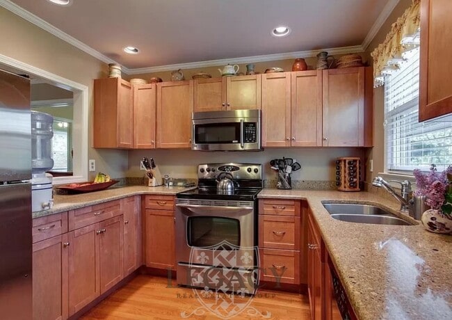 Building Photo - 1101C Biltmore Dr