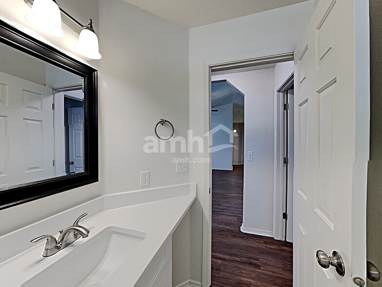 Building Photo - 1279 N Black Wolf Ave