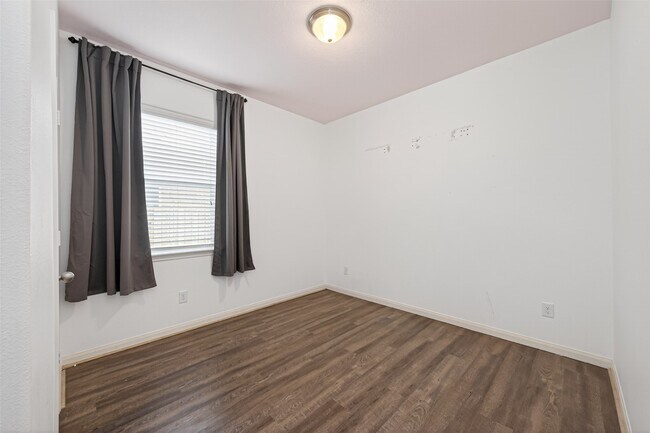 Building Photo - 30914 W Lost Creek Blvd