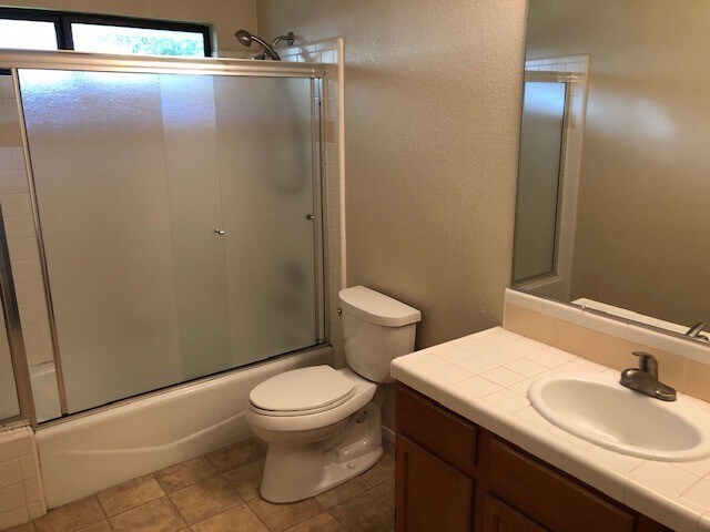 Building Photo - Nice 3bd/2bth home with private yard!
