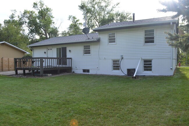 Building Photo - 1110 S Shore Dr