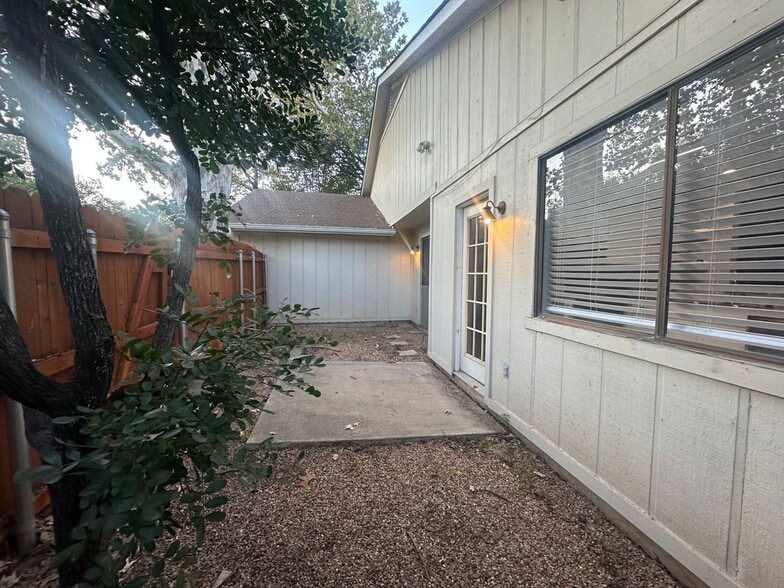 Building Photo - 1003 Markham Ln