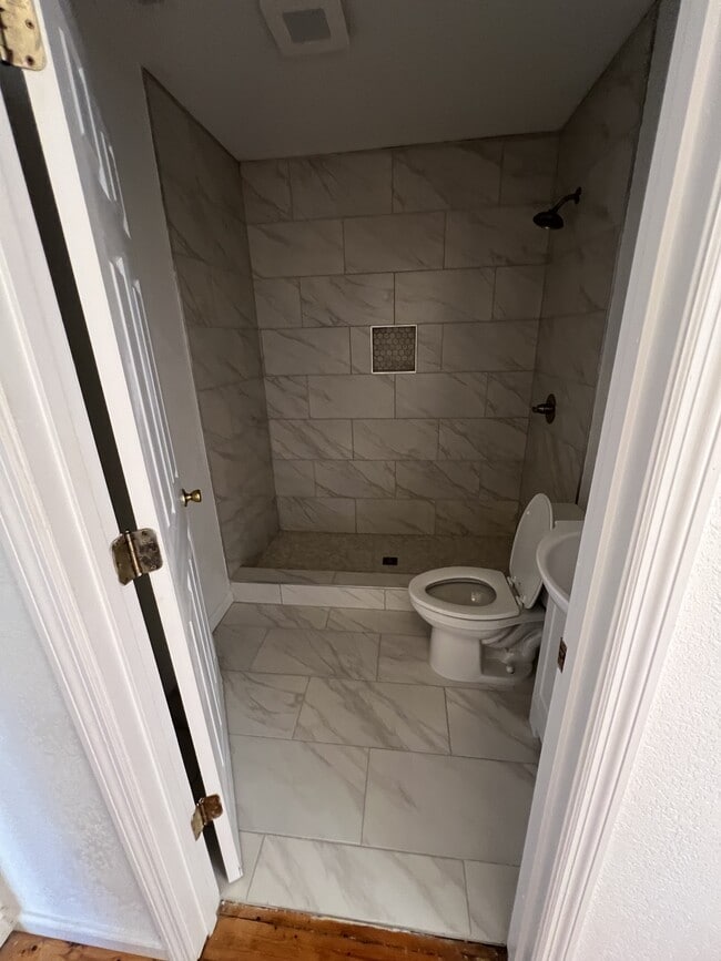 Building Photo - 607 Snow St