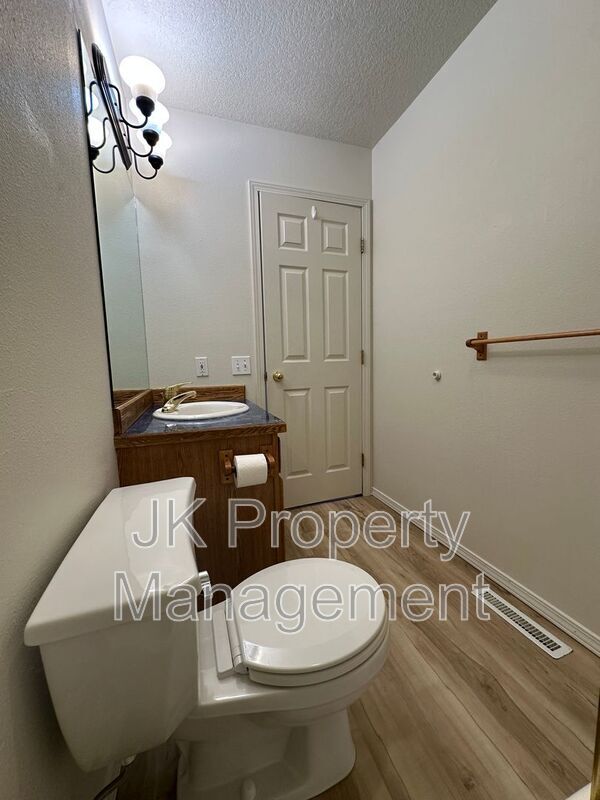 Building Photo - 608 Swan Ct