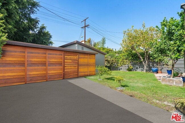 Building Photo - 619 S Sycamore Ave