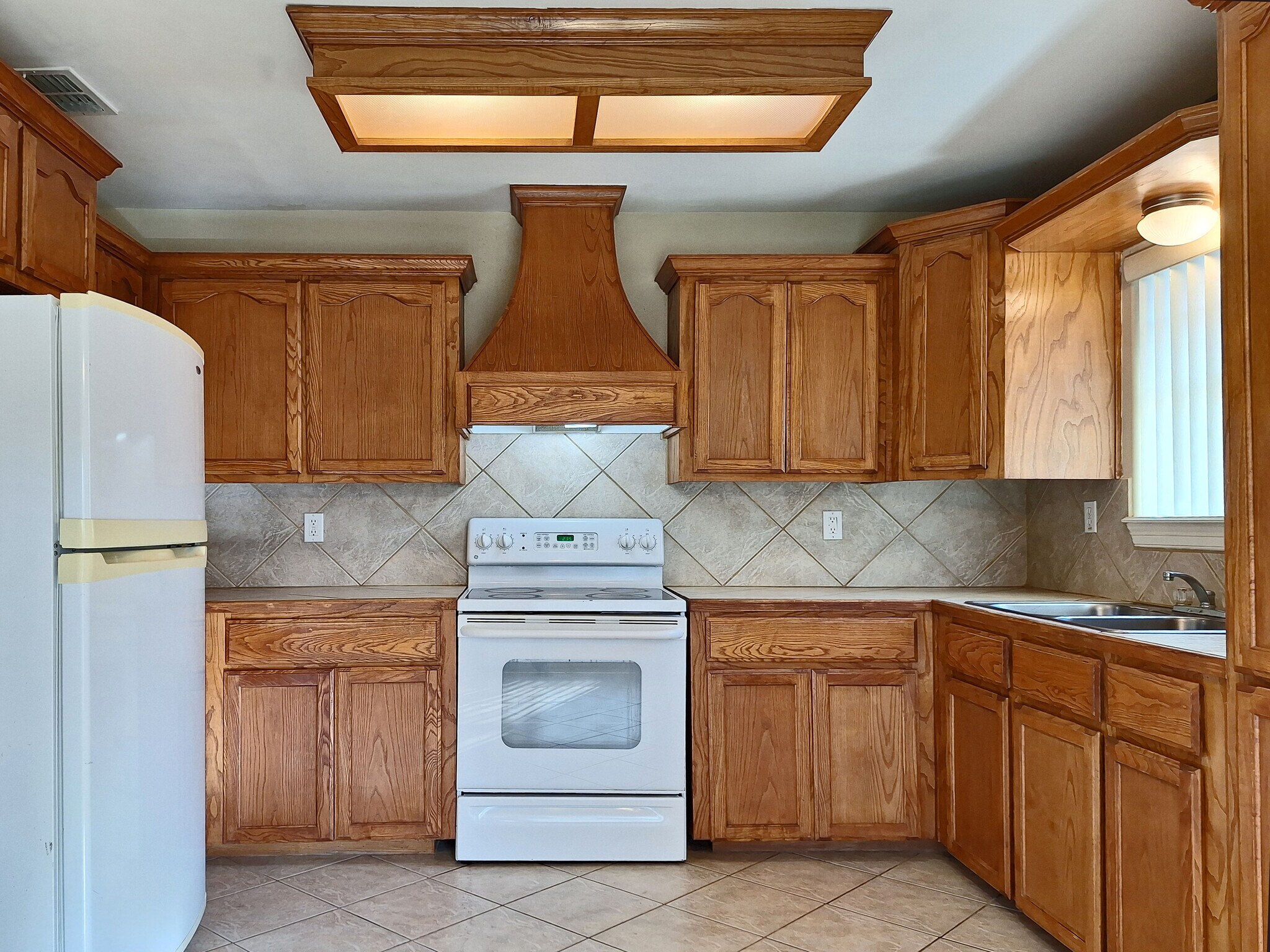 Building Photo - 2118 Aruba Dr