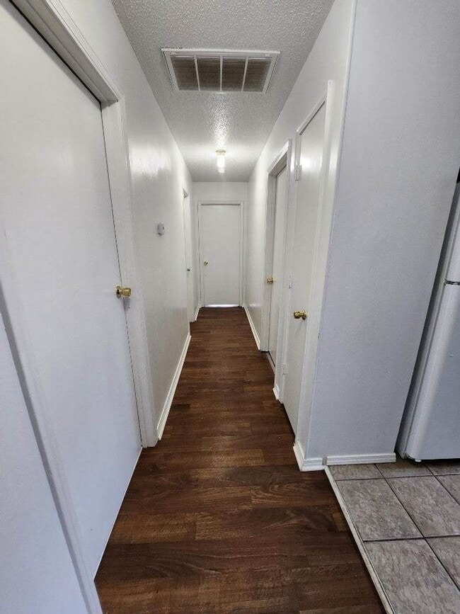 Building Photo - Great 2 bedroom 1 bath Duplex with attached garage