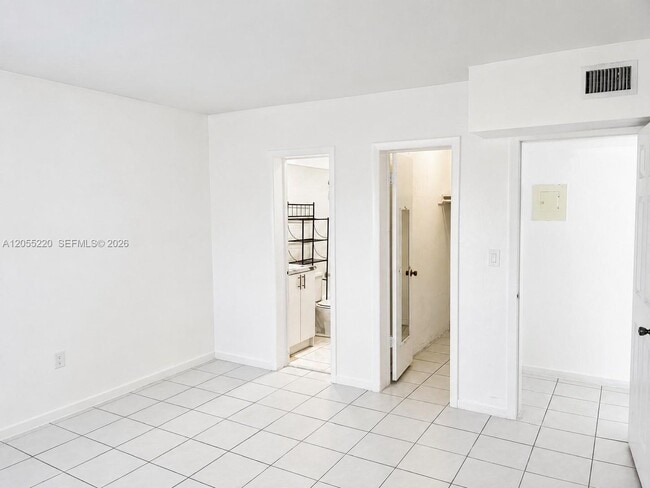 Building Photo - 1230 W 54th St