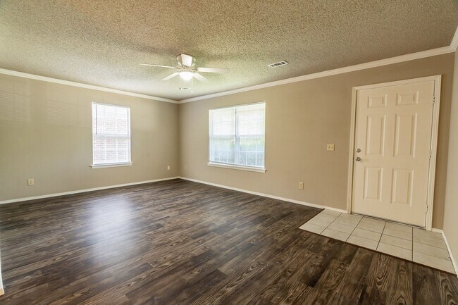 Building Photo - 572 Dockery Ln