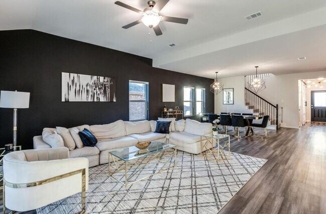 Building Photo - 633 Cedar Springs Dr