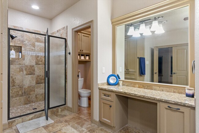 Building Photo - 785 Lake Forest