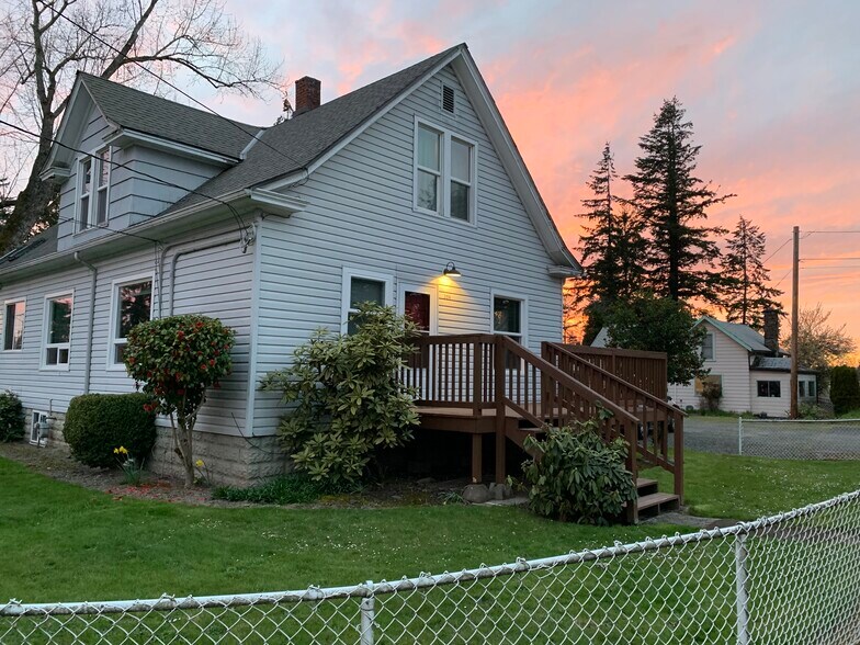 Primary Photo - 304 W Illinois St