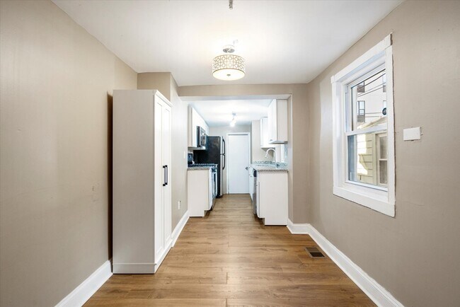 Building Photo - 424 S Eden St