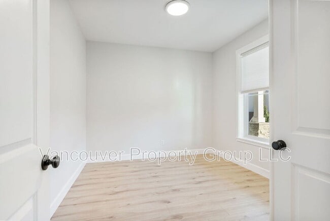 Building Photo - 746 SE 38th St