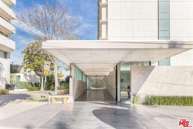 Building Photo - 818 N Doheny Dr