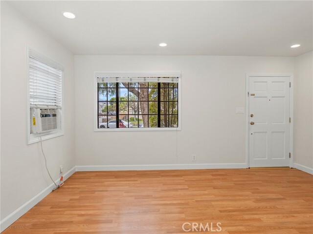 Building Photo - 927 N Screenland Dr