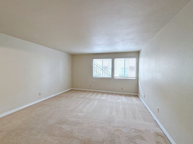 Building Photo - 3 BEDROOM, 2 BATH DOWNSTAIRS CONDO IN GUARD GATED COMMUNITY