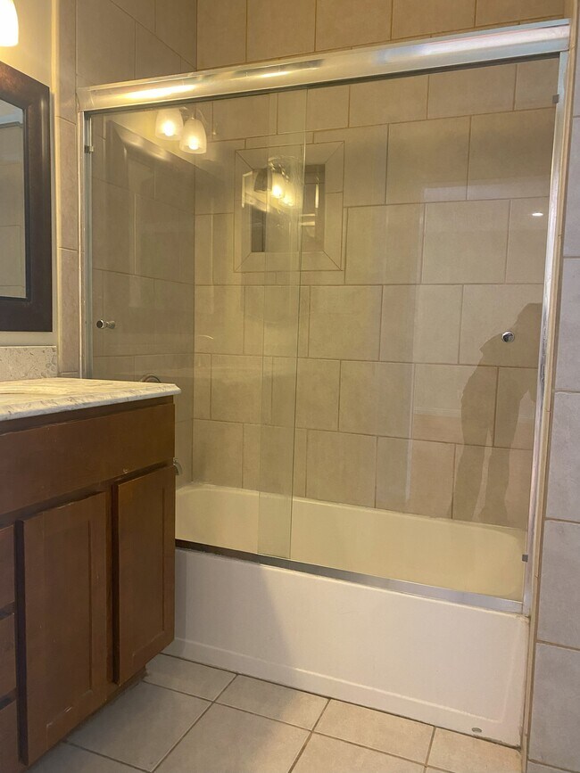 Building Photo - 567 S Wilton Pl