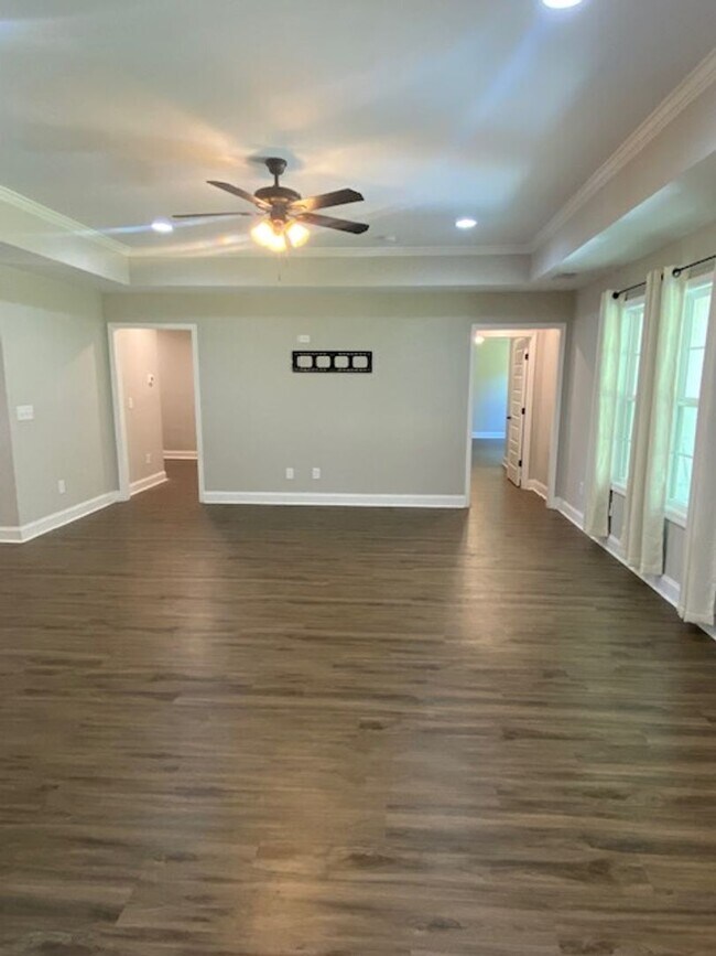 Building Photo - Quiet Living and close to the Back Gate