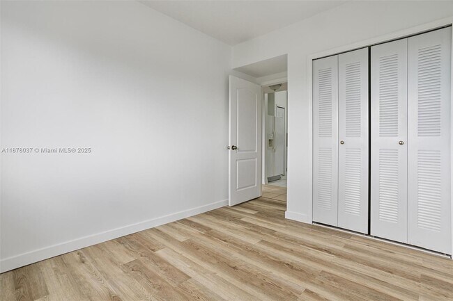 Building Photo - 9340 Fontainebleau Blvd
