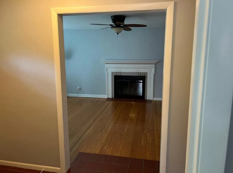 Building Photo - 1120 Ivy Ln