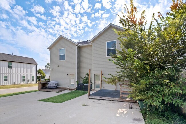 Building Photo - Duncan St Duplex