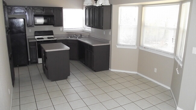 Building Photo - Northeast El Paso 3 Bed/2.5 Bath Refrig A/C w/Bonus Loft!
