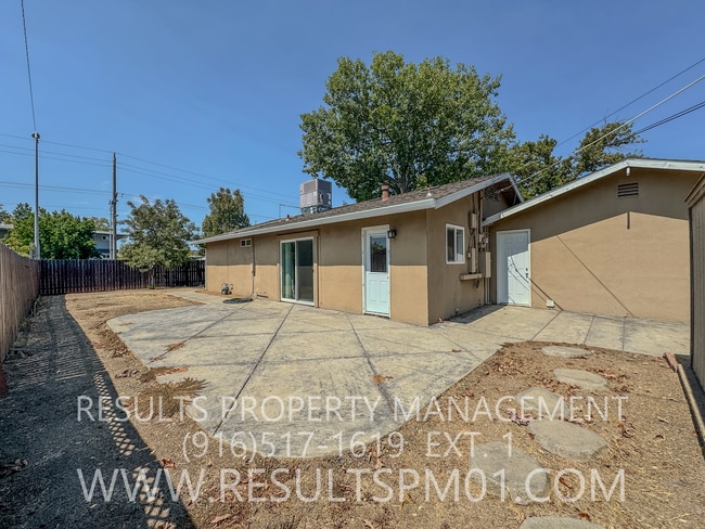 Building Photo - Charming Roseville Corner-Lot Home with RV...