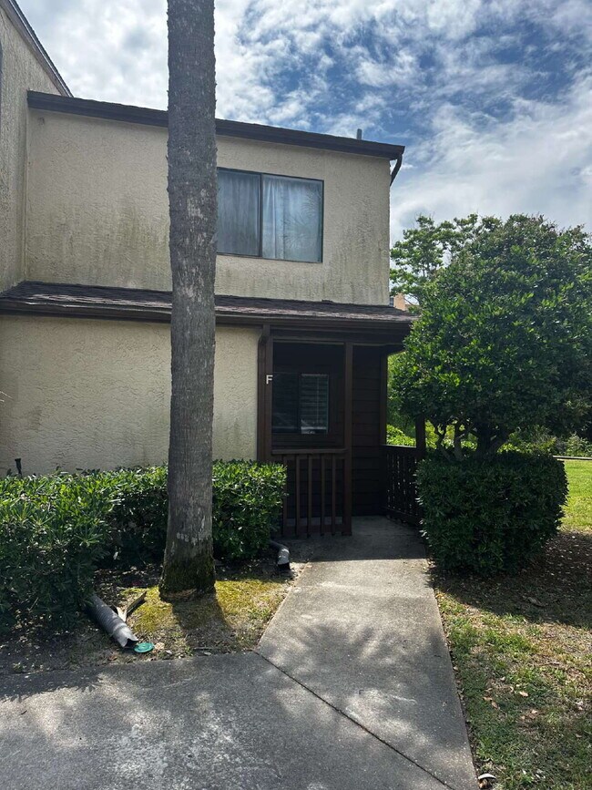Building Photo - "Coastal Comfort: Spacious 2-Bed, 2-Bath Condo Retreat in Vibrant Panama City Beach!"