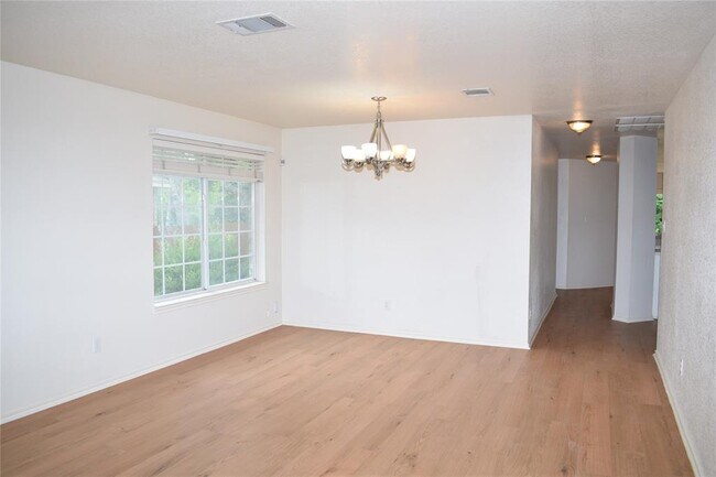 Building Photo - 2418 Willow Way