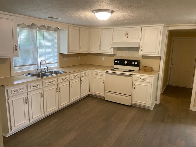 Building Photo - **UPCOMING**3 BEDROOM  / 1 BATHROOM HOUSE ...