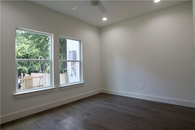 Building Photo - 705 Harris Ave