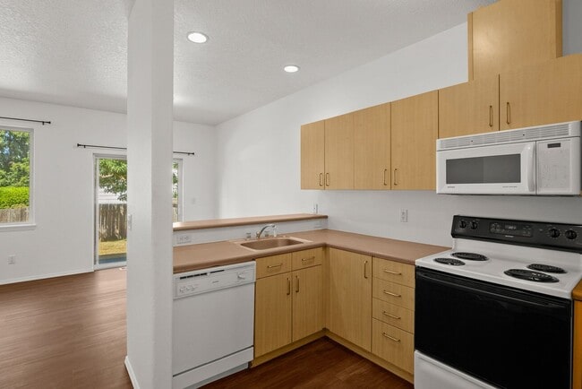 Building Photo - Recently updated 3 bedroom, 2.5 bath Townhouse in Beaverton