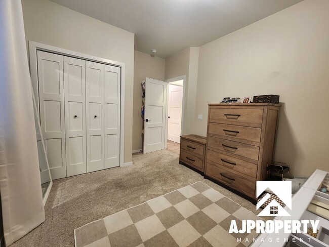 Building Photo - 5304 S Spirea Ave