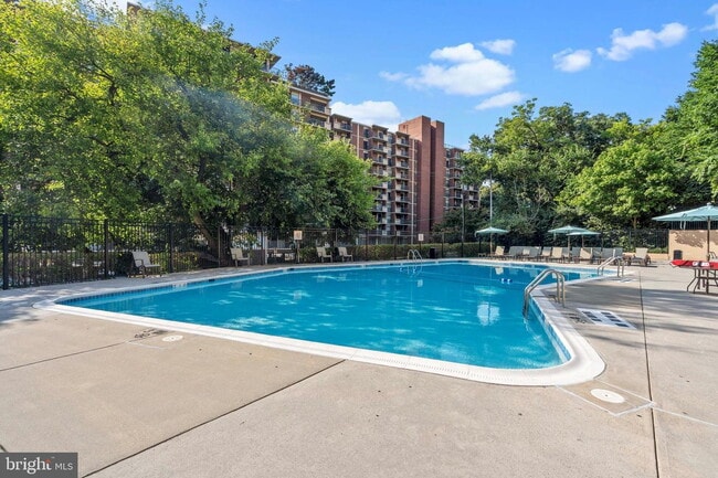 Building Photo - Welcome to this lovely and spacious fully remodeled 1 bedroom, 1 bath condo at The Cavendish
