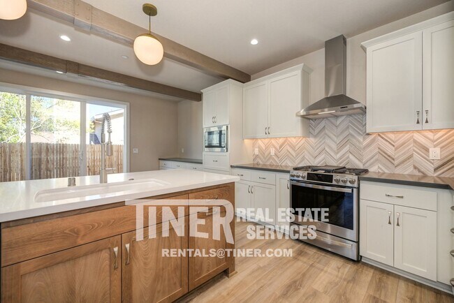 Building Photo - 8943 Fair Oaks Blvd