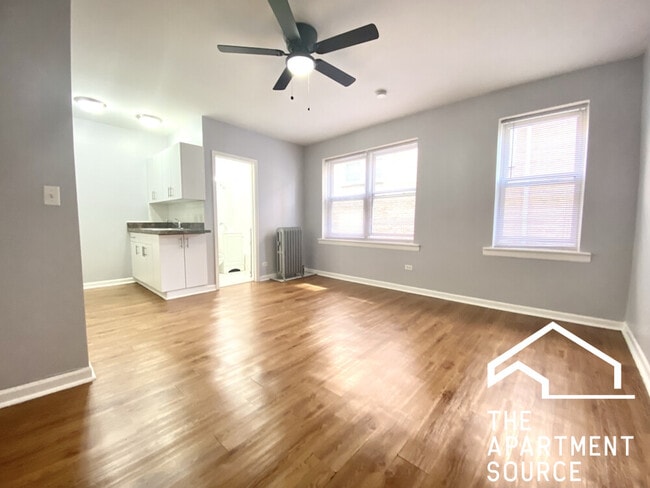 Primary Photo - 4241 N Kenmore Ave