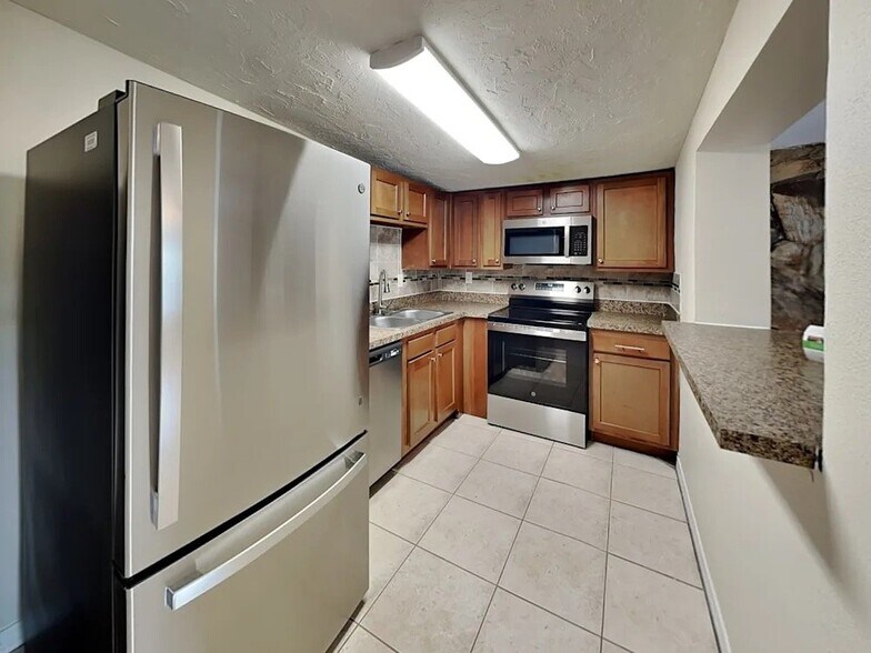 Building Photo - 15147 Harding Ave