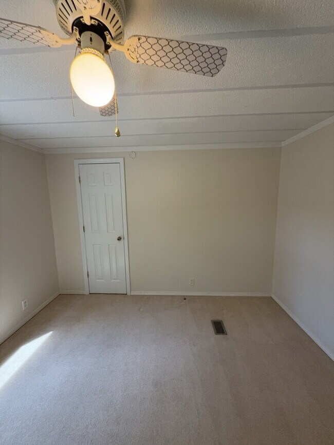 Building Photo - 2030 Catherine Lake Rd