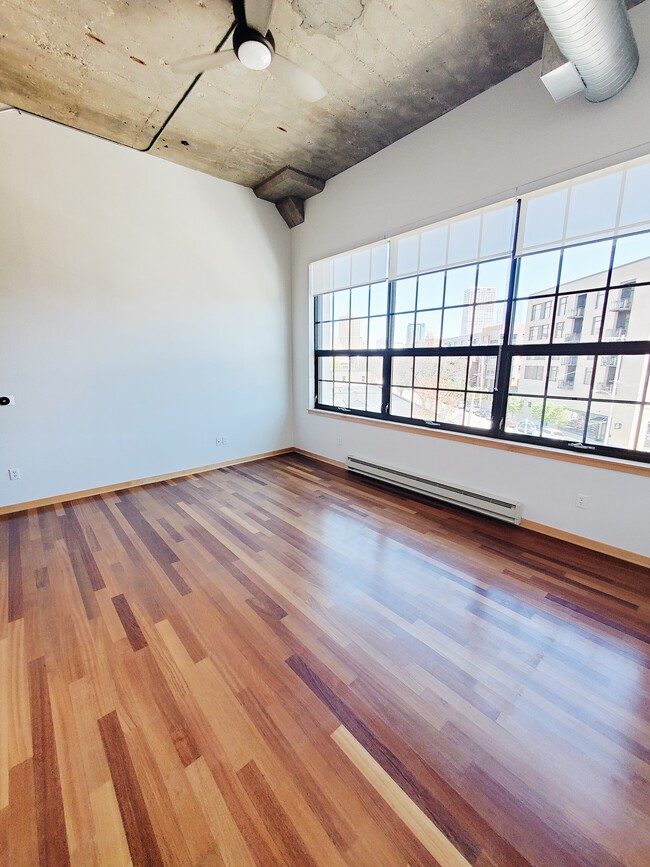 Building Photo - Stunning 1BED/1BATH Third Ward Condo
