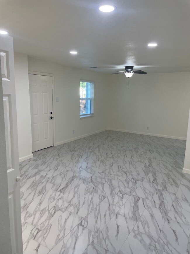 Building Photo - 6705 Covington Dr