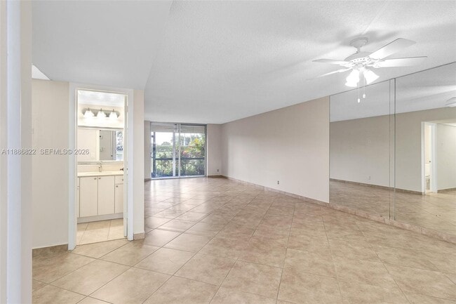 Building Photo - 9820 S Hollybrook Lake Dr