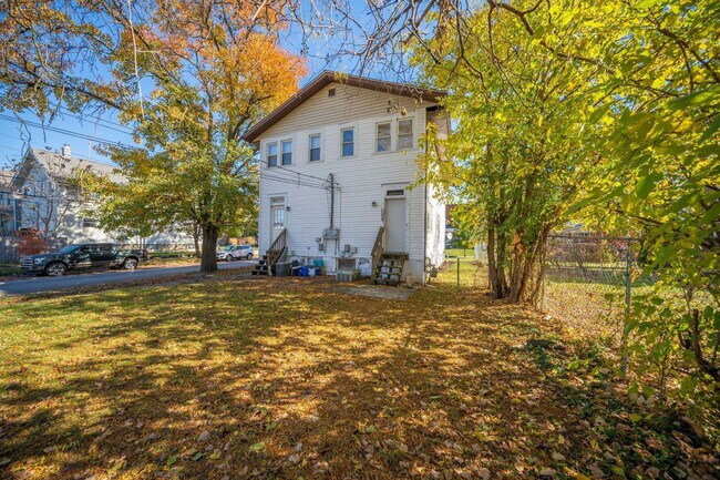 Building Photo - 1451 N 6th St