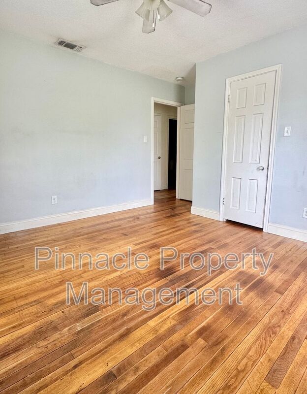 Building Photo - 421 S Van Buren St