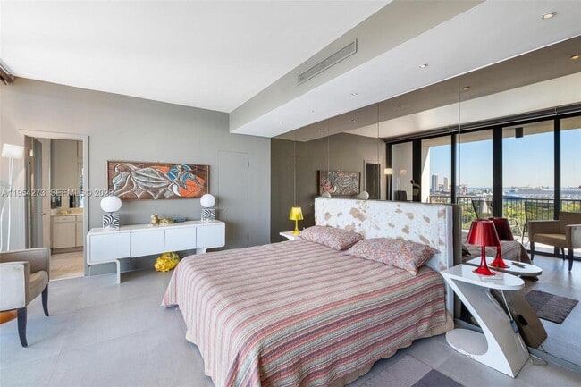 Building Photo - 1000 Venetian Way