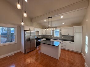 Building Photo - 202 Oak St