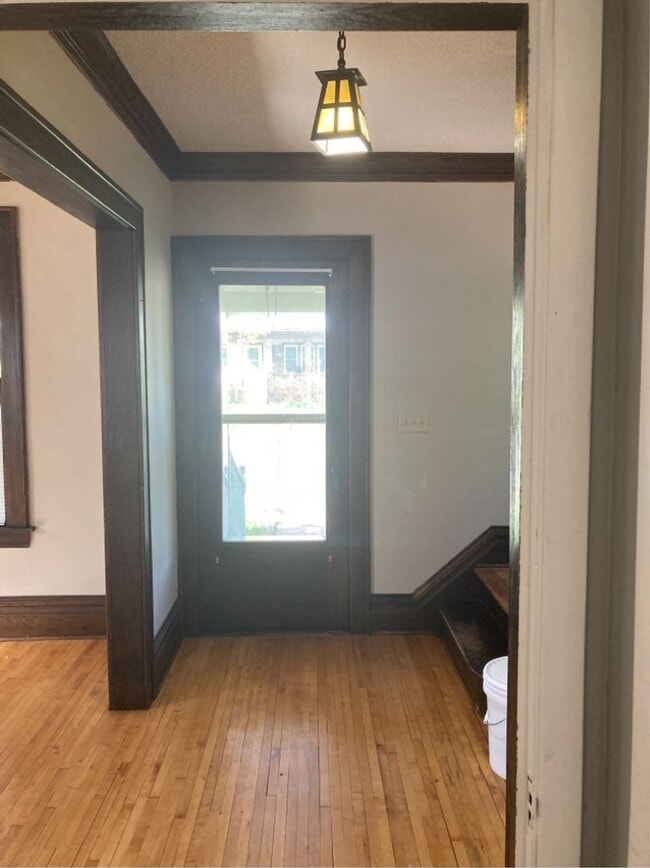 Building Photo - AVAILABLE JUNE - 4 Bed 1.5 Bath Spacious Home