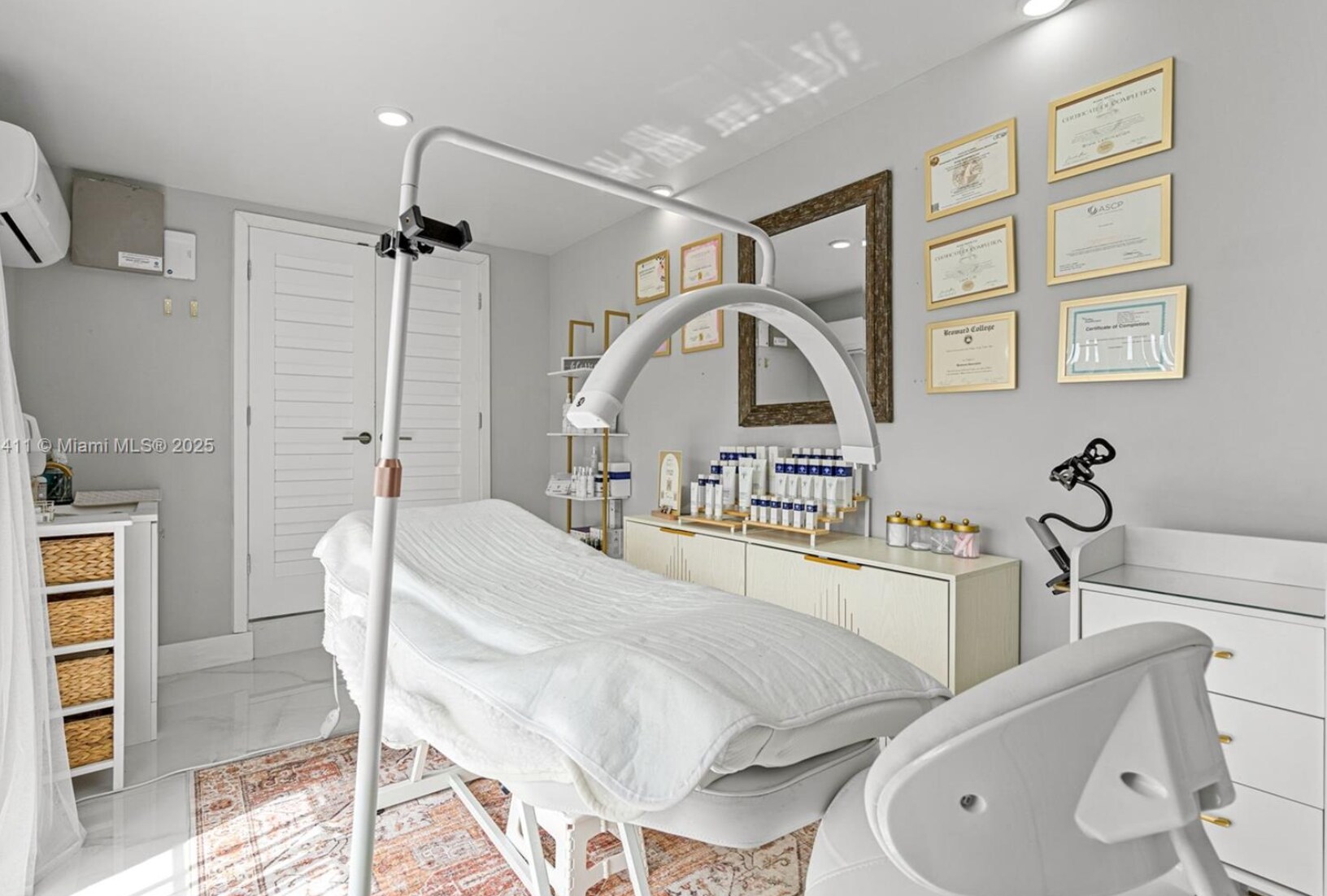 Building Photo - 8351 SW 39th Ct